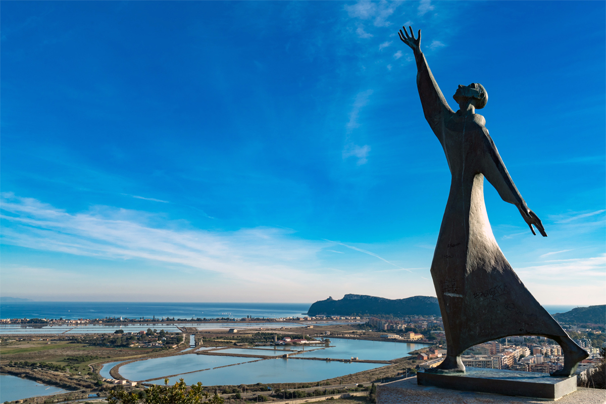 La estatua de San Francisco de Asís desde el mirador de Monte Urpinu