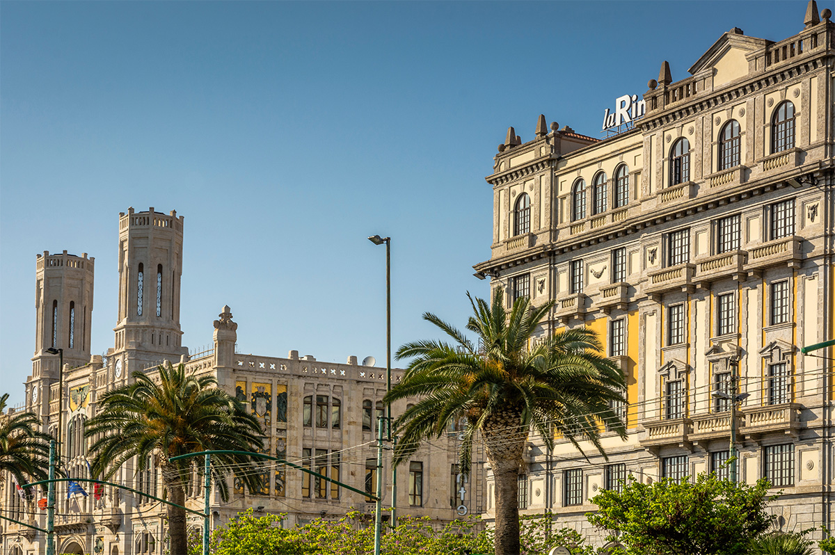 El Ayuntamiento y la tienda Rinascente en Via Roma