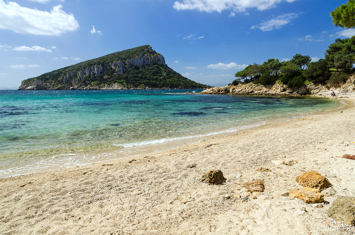 Cala Moresca con l'isola di Figarolo sullo sfondo