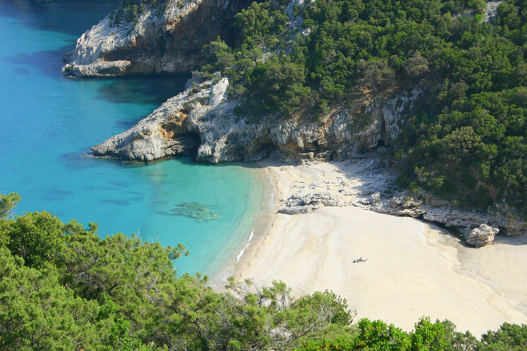 Cala Sisine en verano