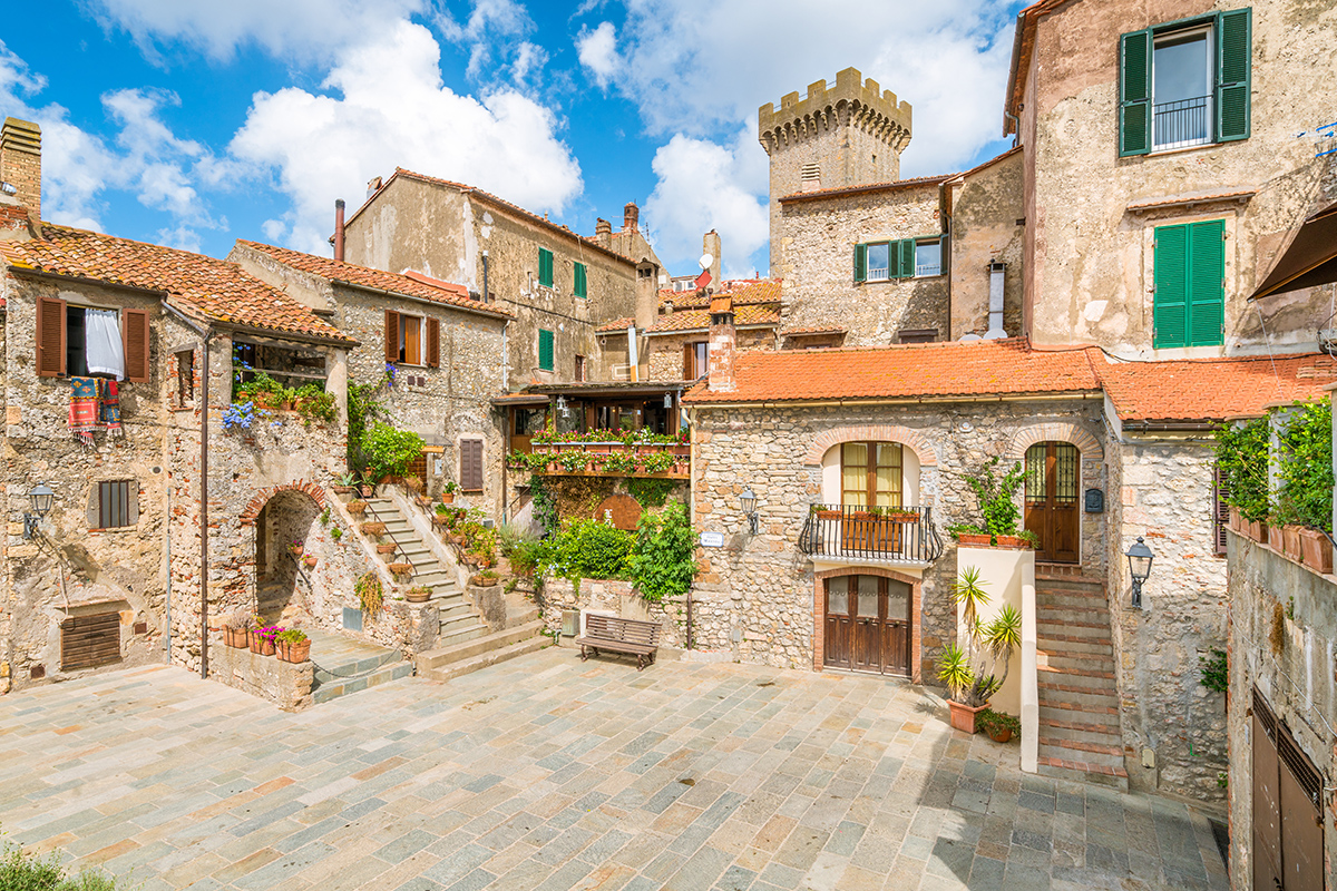 Uno scorcio dell'ingresso al centro storico di Capalbio