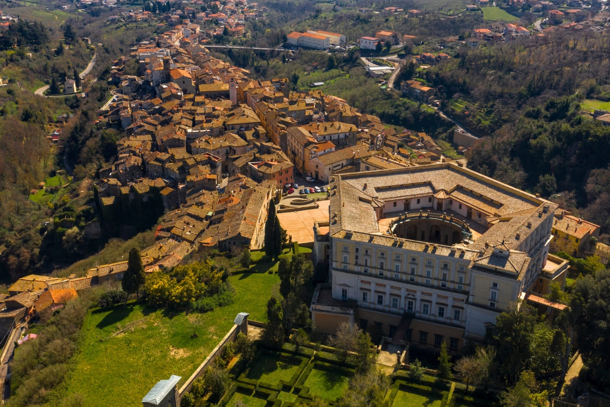 El burgo de Caprarola, con el Palazzo Farnese que domina desde lo alto