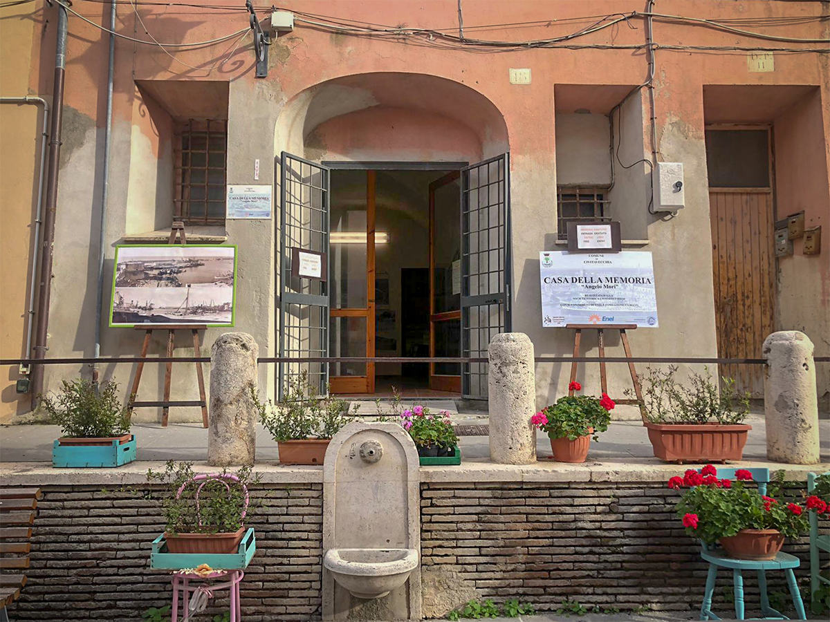 L'ingresso della Casa della Memoria di Civitavecchia situata in Piazza Leandra
