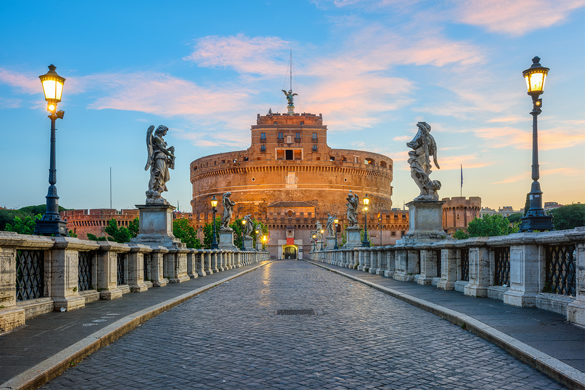 Il magnifico ponte con le statue degli angeli che conduce a Castel Sant'Angelo