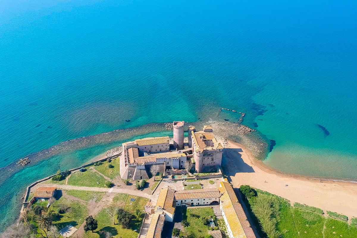 Il magnifico Castello di Santa Severa visto dall'alto: un castello baciato dal mare