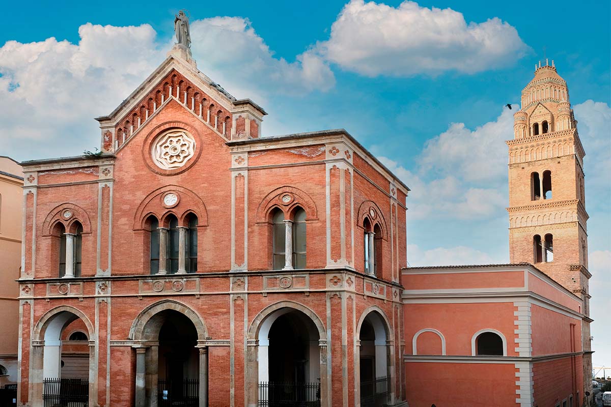 La fachada de la Catedral de los Santos Erasmo y Marciano y de Santa María Assunta
