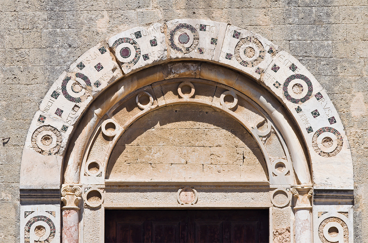 Particulares de la decoración cosmatesca sobre la Puerta Central