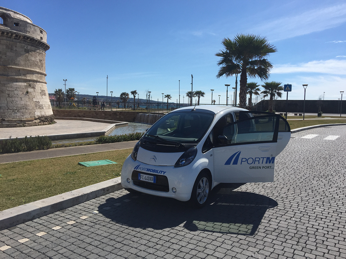 El green car de Port Mobility, impulsado por Edgardo Azzopardi, que desde hace algunos días da vueltas por el Puerto de Civitavecchia