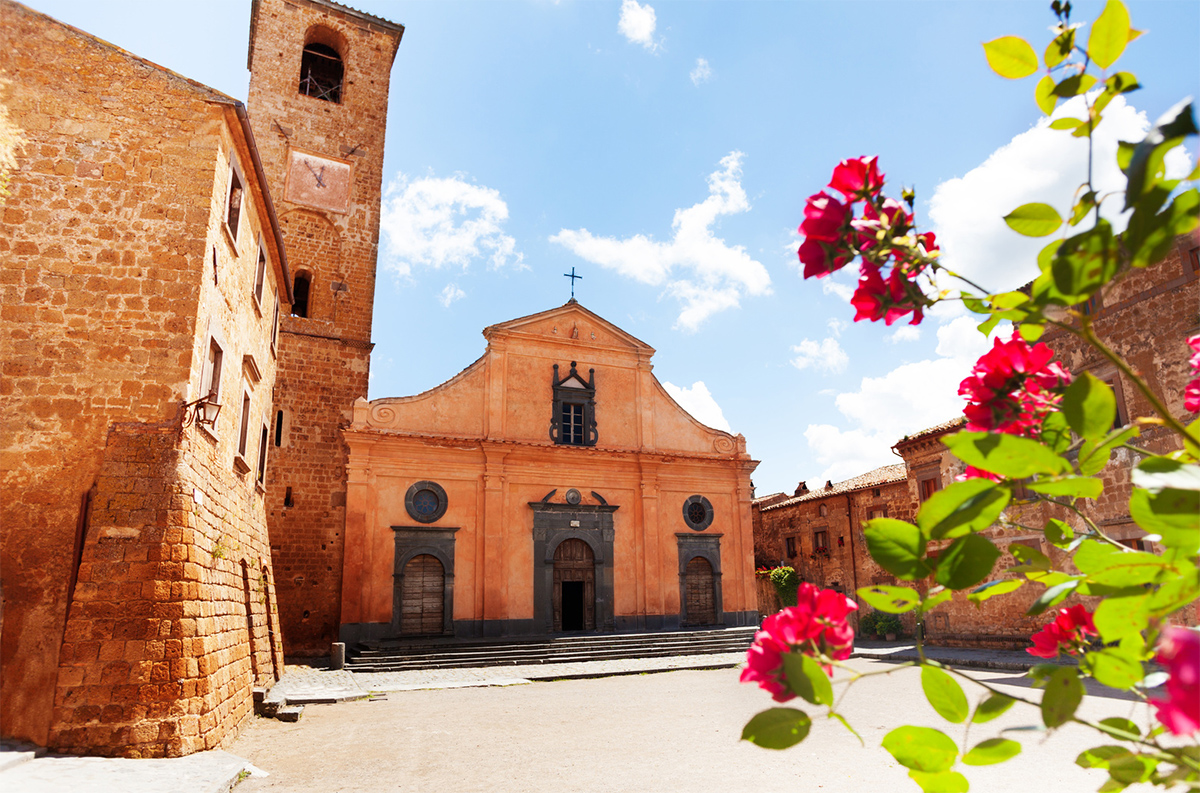 La piazza principale di Civita con la Chiesa di San Donato