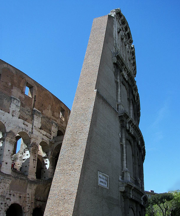 El espolón realizado por Stern para sostener el Coliseo - Foto de Wknight94, CC BY-SA 3.0