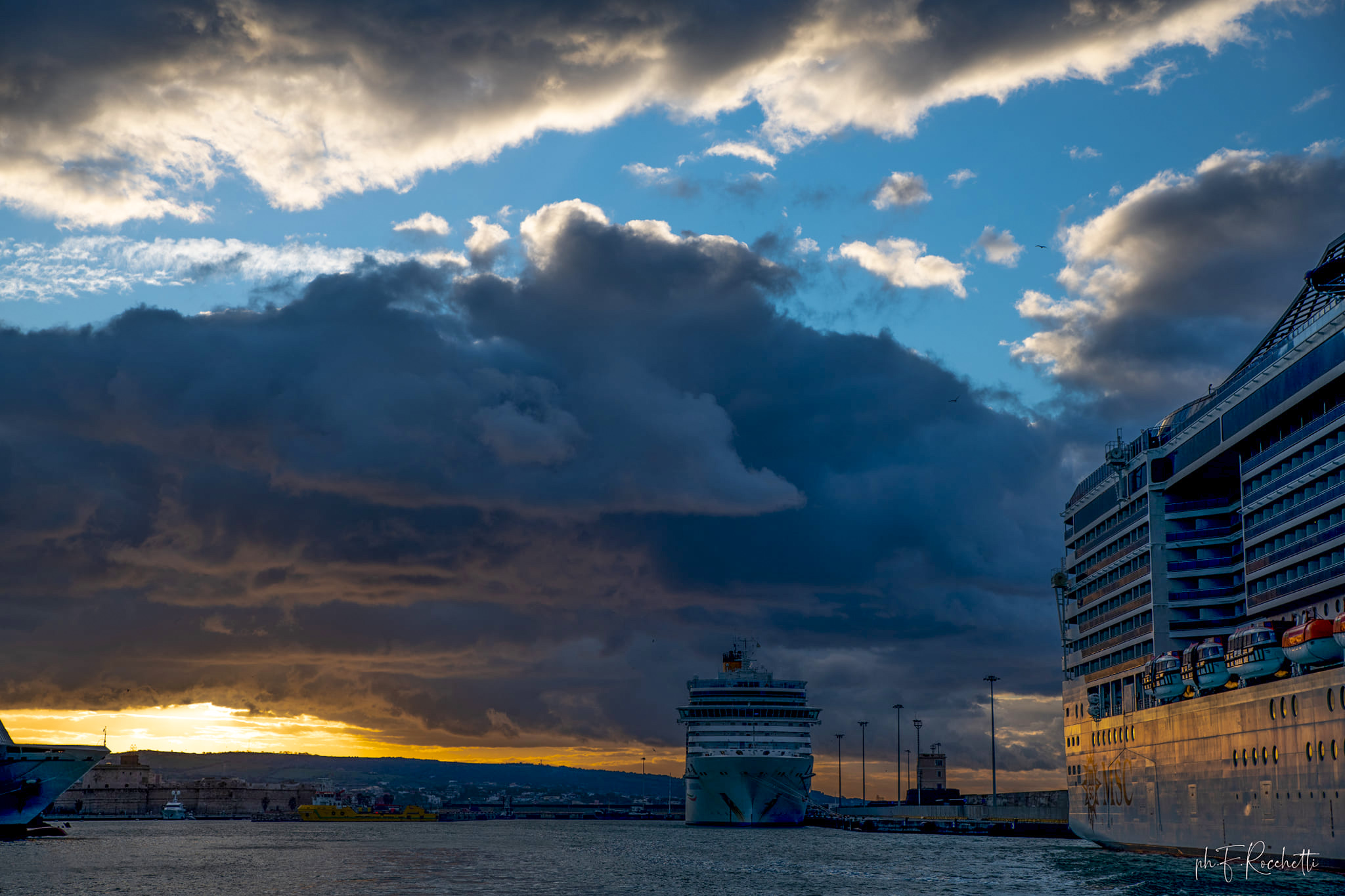 Cruceros en el Puerto de Civitavecchia - Una hermosa foto por Fabrizio Rocchetti