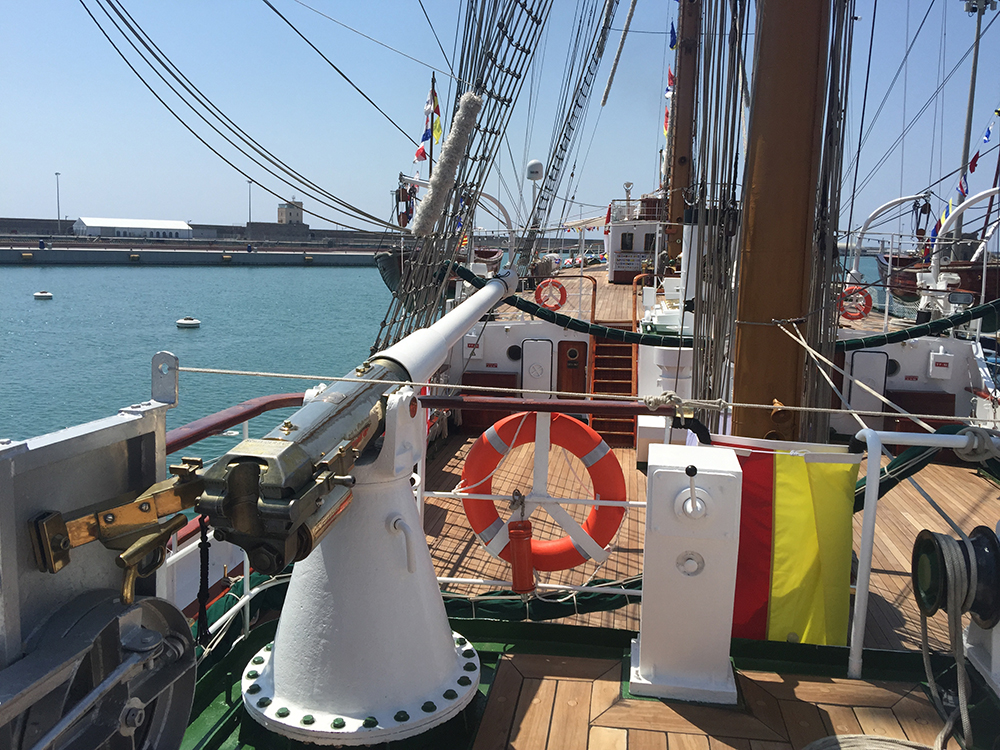On board of the Cuauhtemoc are two cannons, which obviously don't work