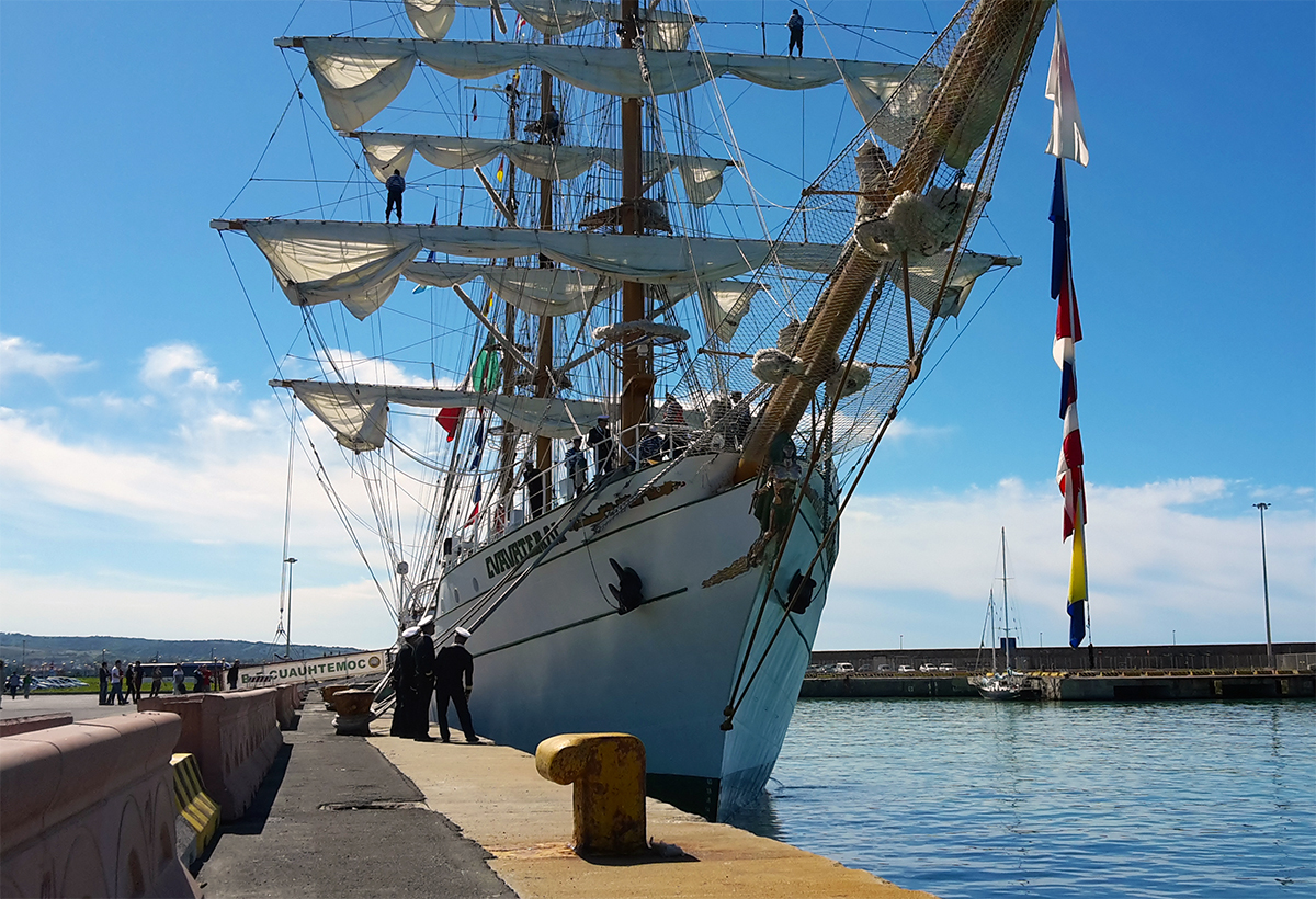 Cuauhtémoc amarrado en el muelle 8 del Puerto de Civitavecchia