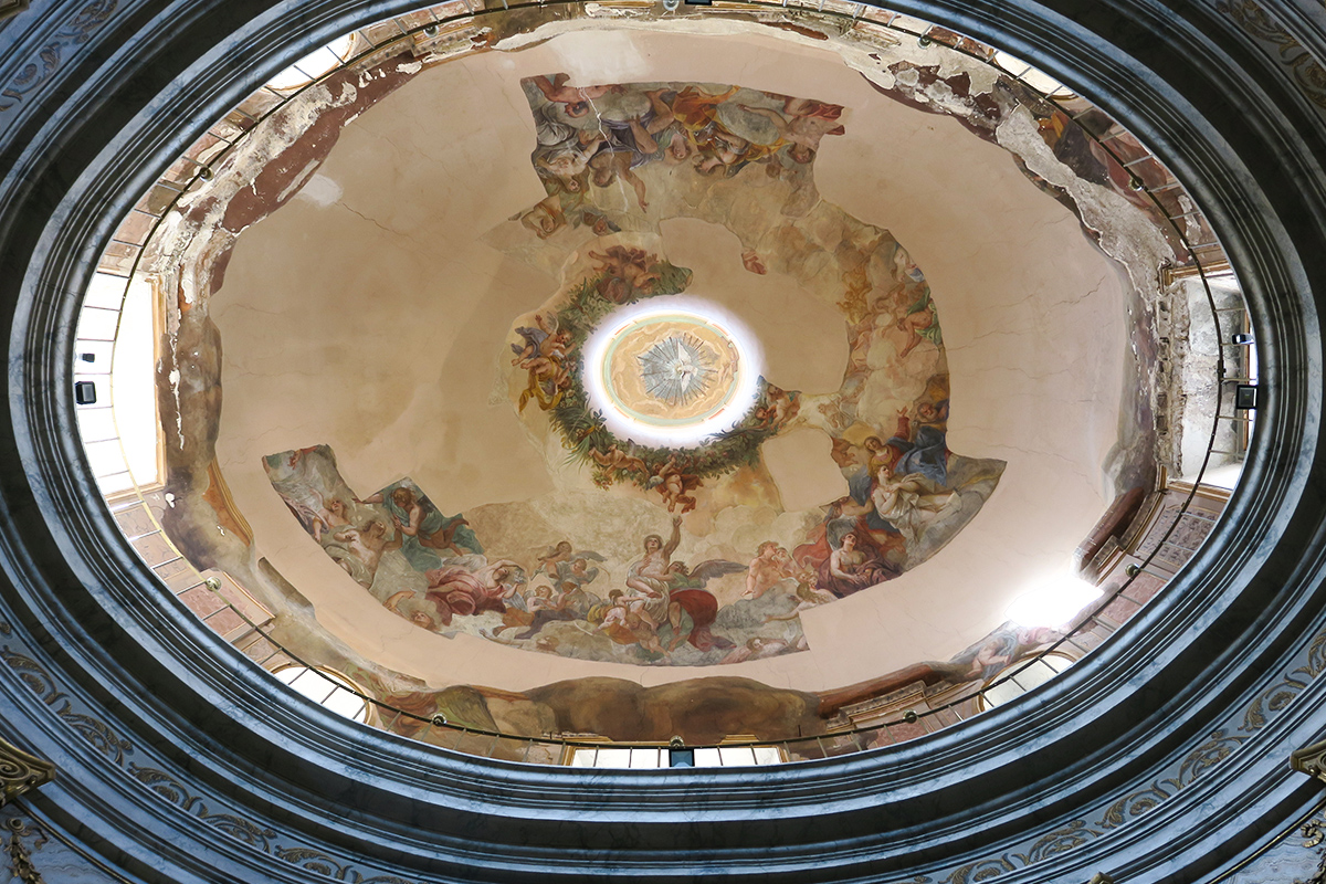 The beautiful cupola inside the Chiesa della Morte