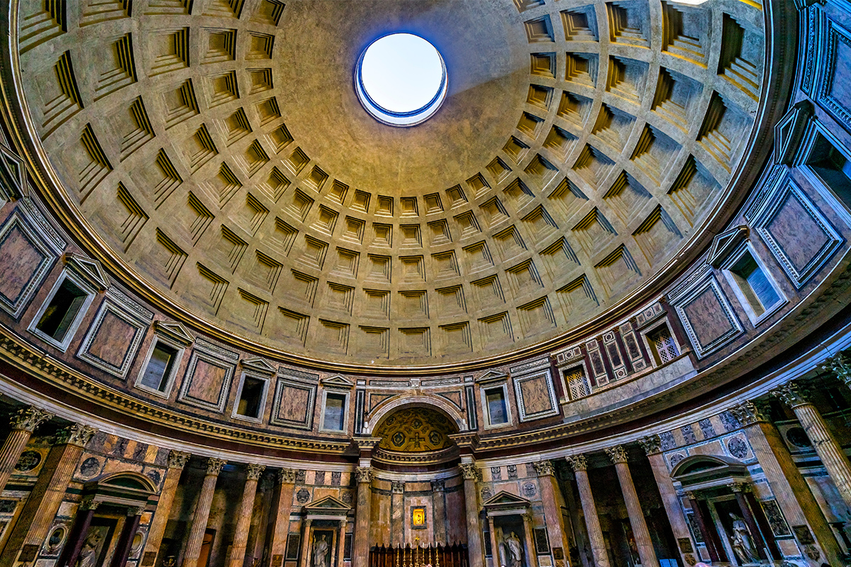 L'impressionante prospettiva della cupola del Pantheon con la luce che filtra dall'oculus