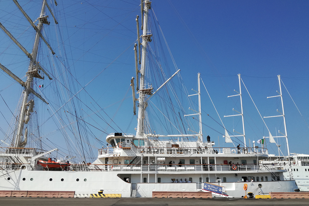 El-Mella, in arabo il marinaio, è lunga 110 metri e larga 14,5, con alberi che si elevano fino a 54 metri. Può ospitare fino a 222 tra ufficiali e marinai