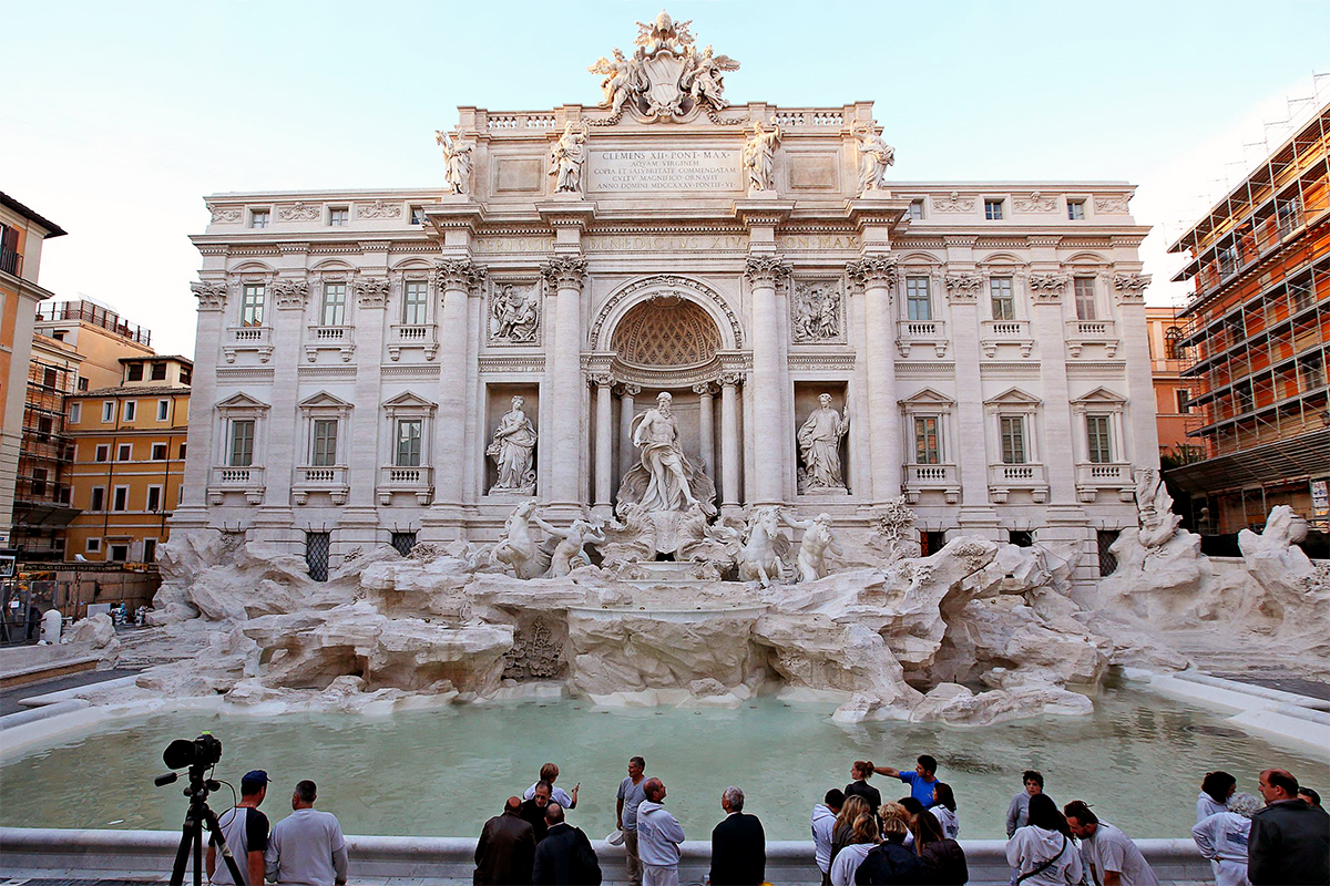 La Fontana di Trevi dopo i lavori di restauro - 3 novembre 2015 La Fontana di Trevi dopo i lavori di restauro - 3 novembre 2015