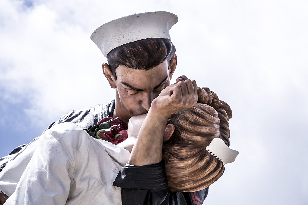 La vecchia foto del bacio, che era situata alla Marina di Civitavecchia