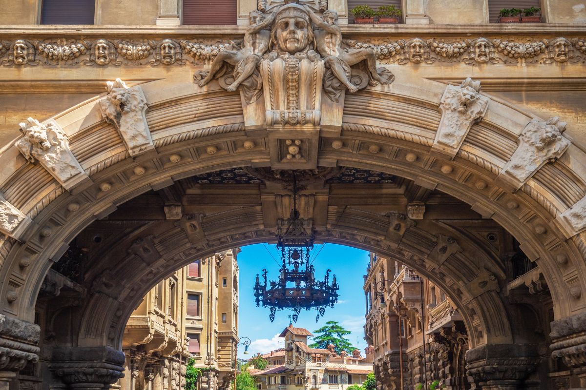 Arco Monumentale al Quartiere Coppedè - Roma