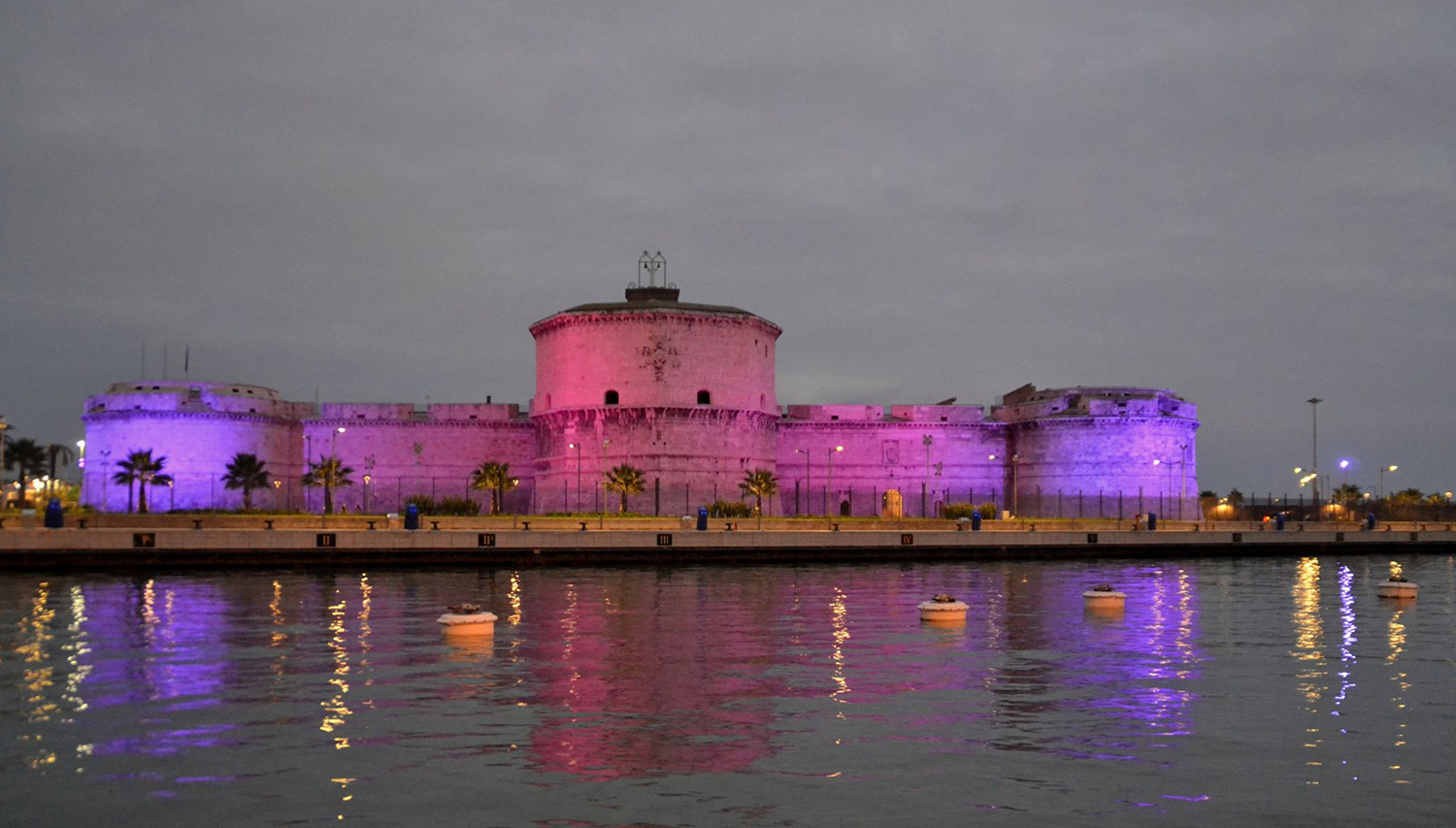 The Fort Michelangelo illuminated in pink - Photo by Giovanni Canu #cartolinedacivitavecchia