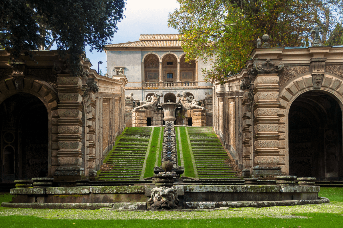 Jardines superiores del Palazzo Farnese y la Fuente del Giglio 