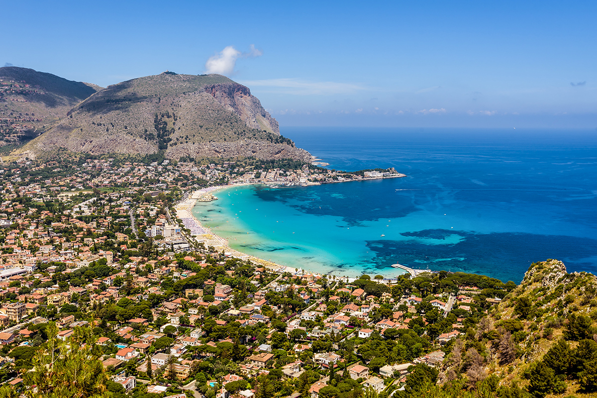 Hermosa vista de la playa de Mondello