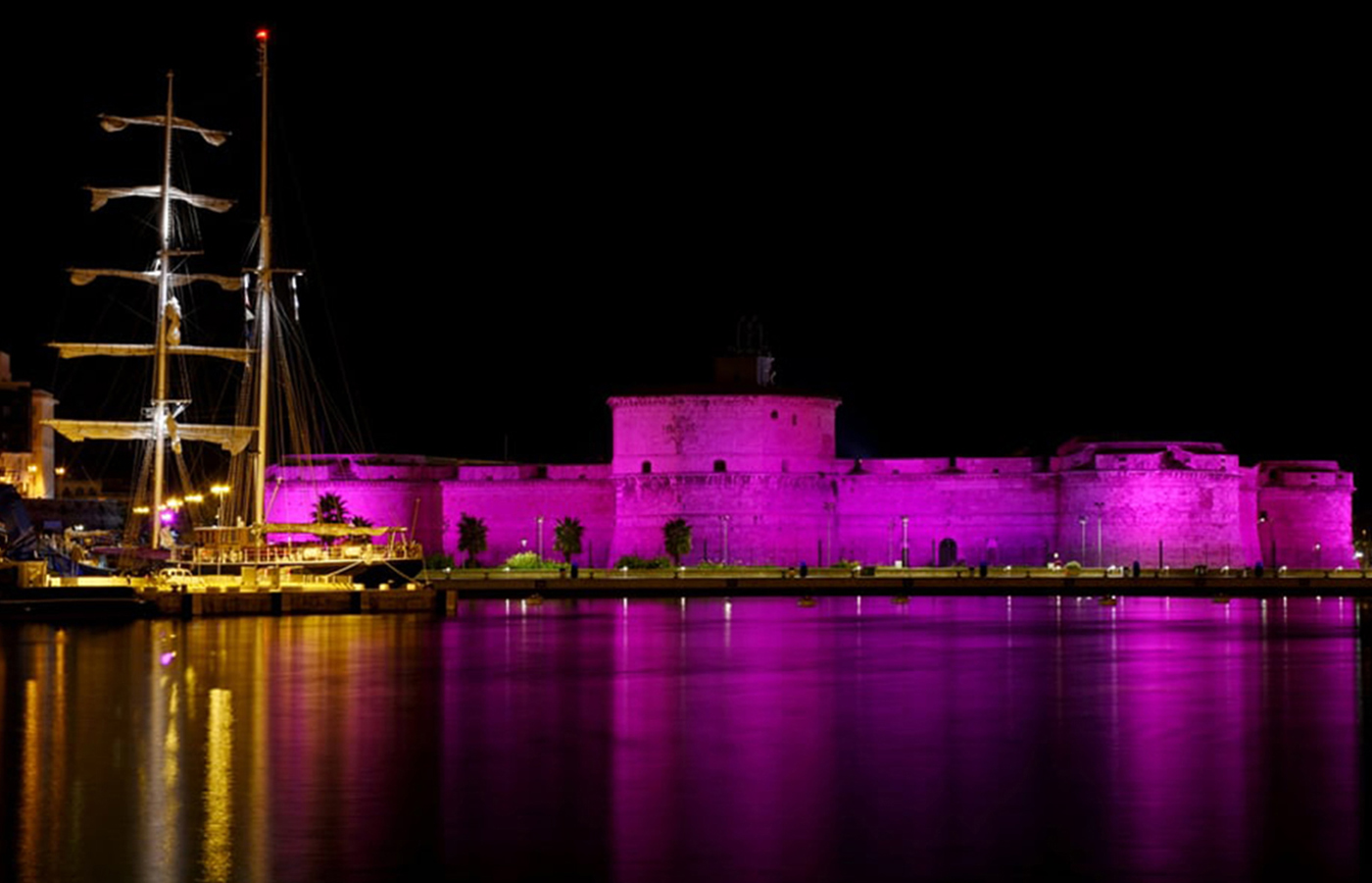 El Fuerte Michelangelo se ilumina de violeta para el Día Mundial del Tumor de Páncreas. Foto de Patrizia Tullio