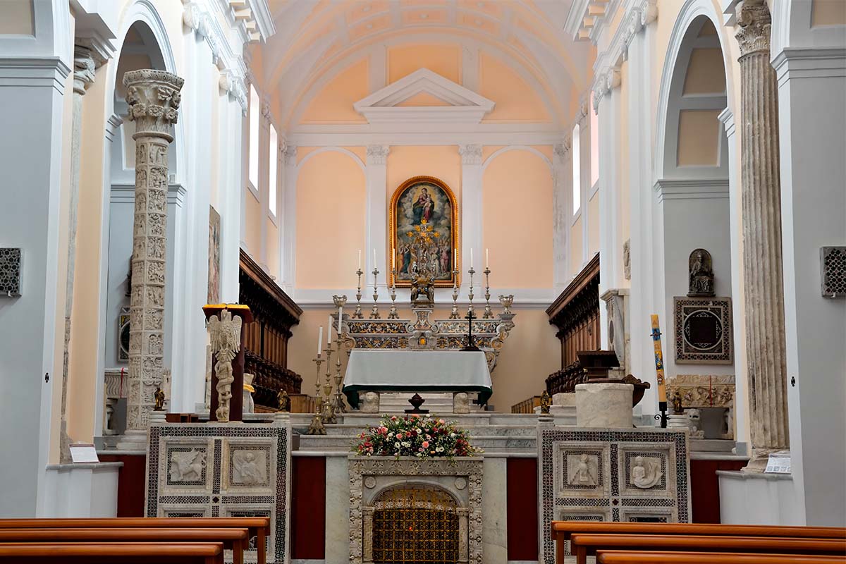 The Cathedral of Saints Erasmo and Marciano and of Santa Maria Assunta: the interior