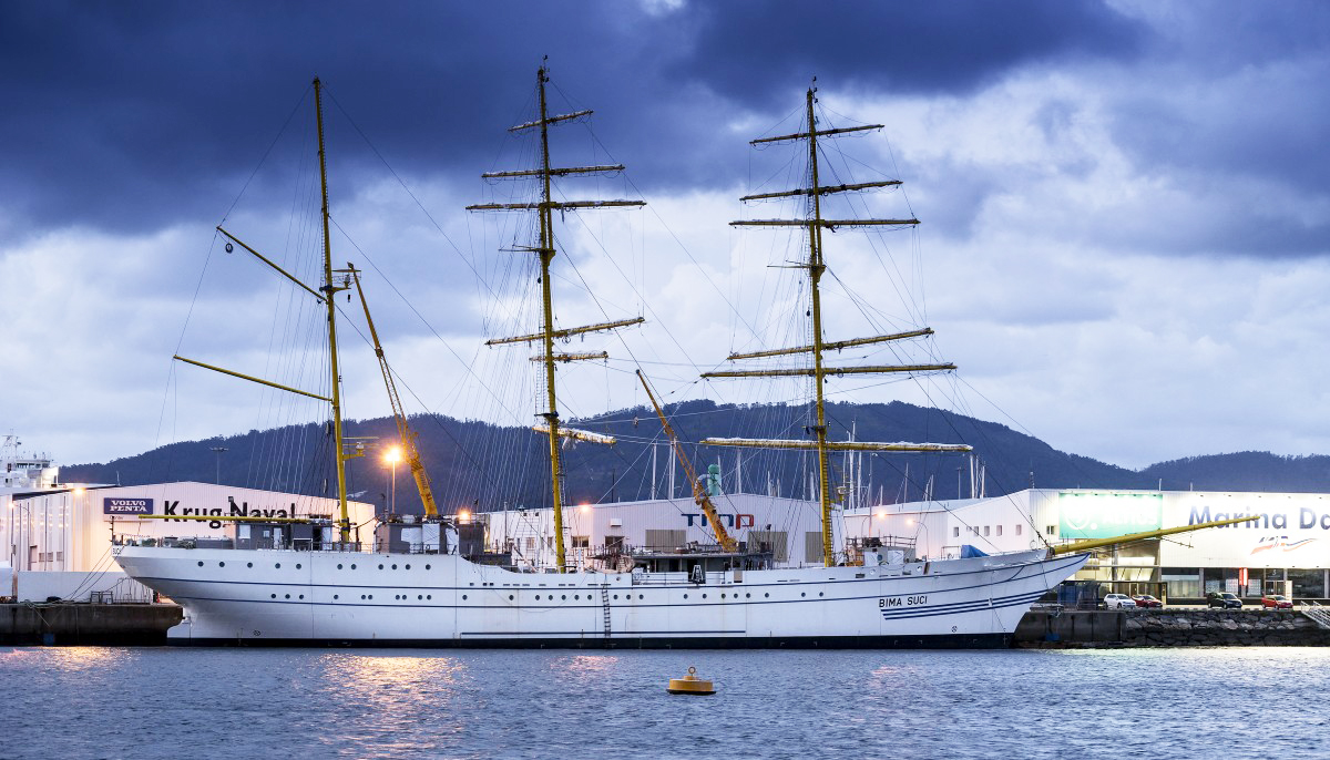 La KRI Bima Suci, nave scuola Indonesiana La KRI Bima Suci, nave scuola Indonesiana