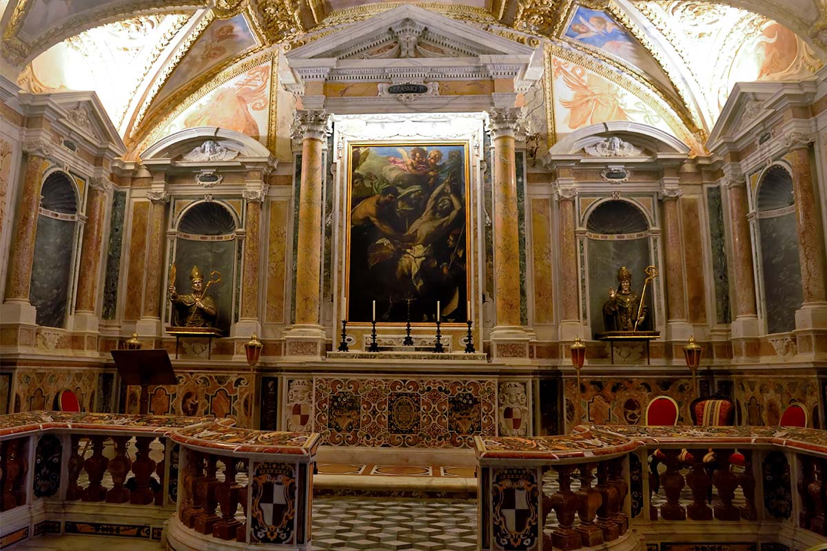  La cripta de la Catedral de los Santos Erasmo y Marciano y de Santa María Assunta