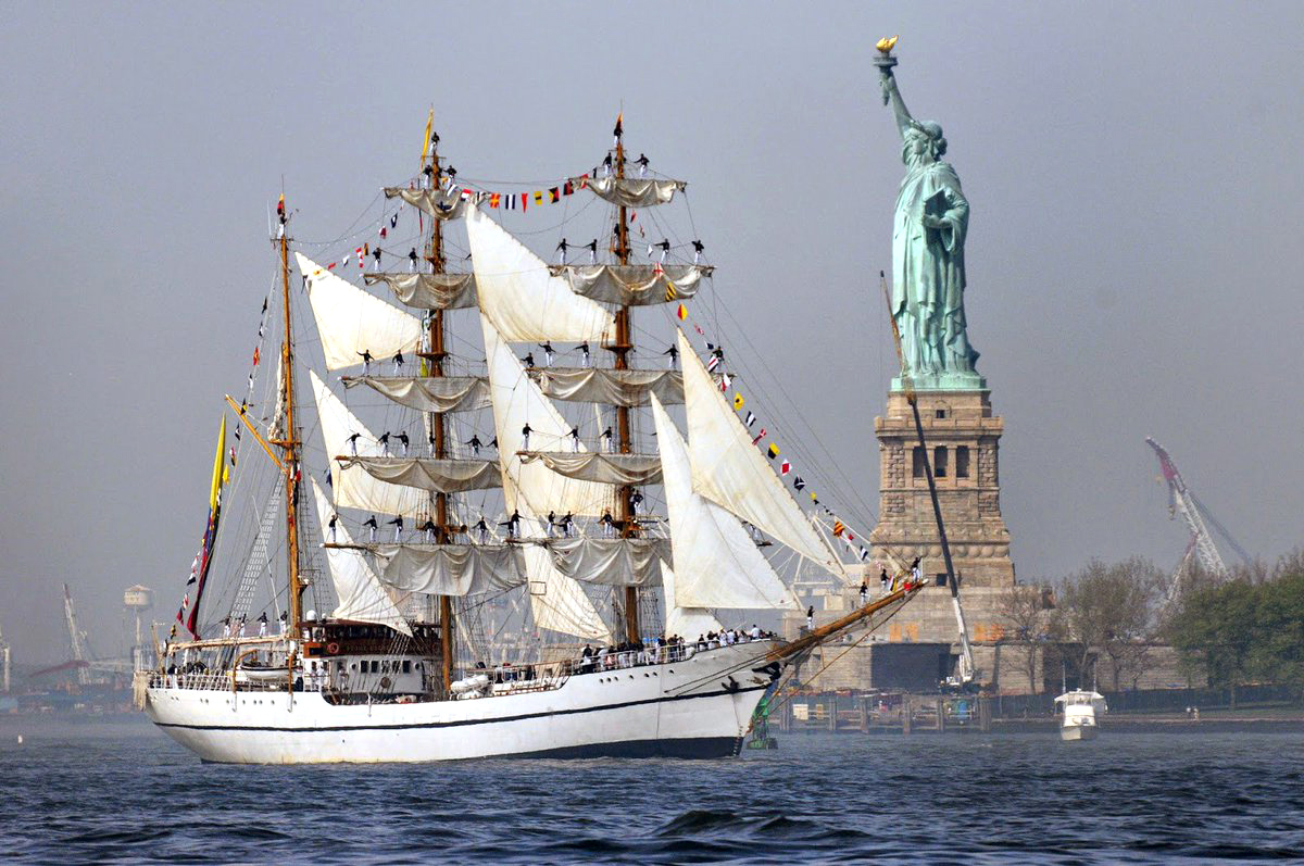 Un'immagine della leggendaria nave scuola KRI Dewaruci a New York Un'immagine della leggendaria nave scuola KRI Dewaruci a New York