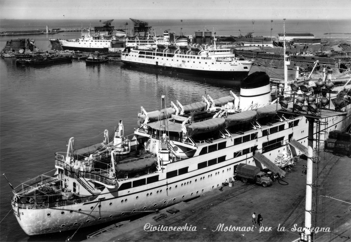 La nave Tyrsus al Porto di Civitavecchia in un'immagine d'epoca