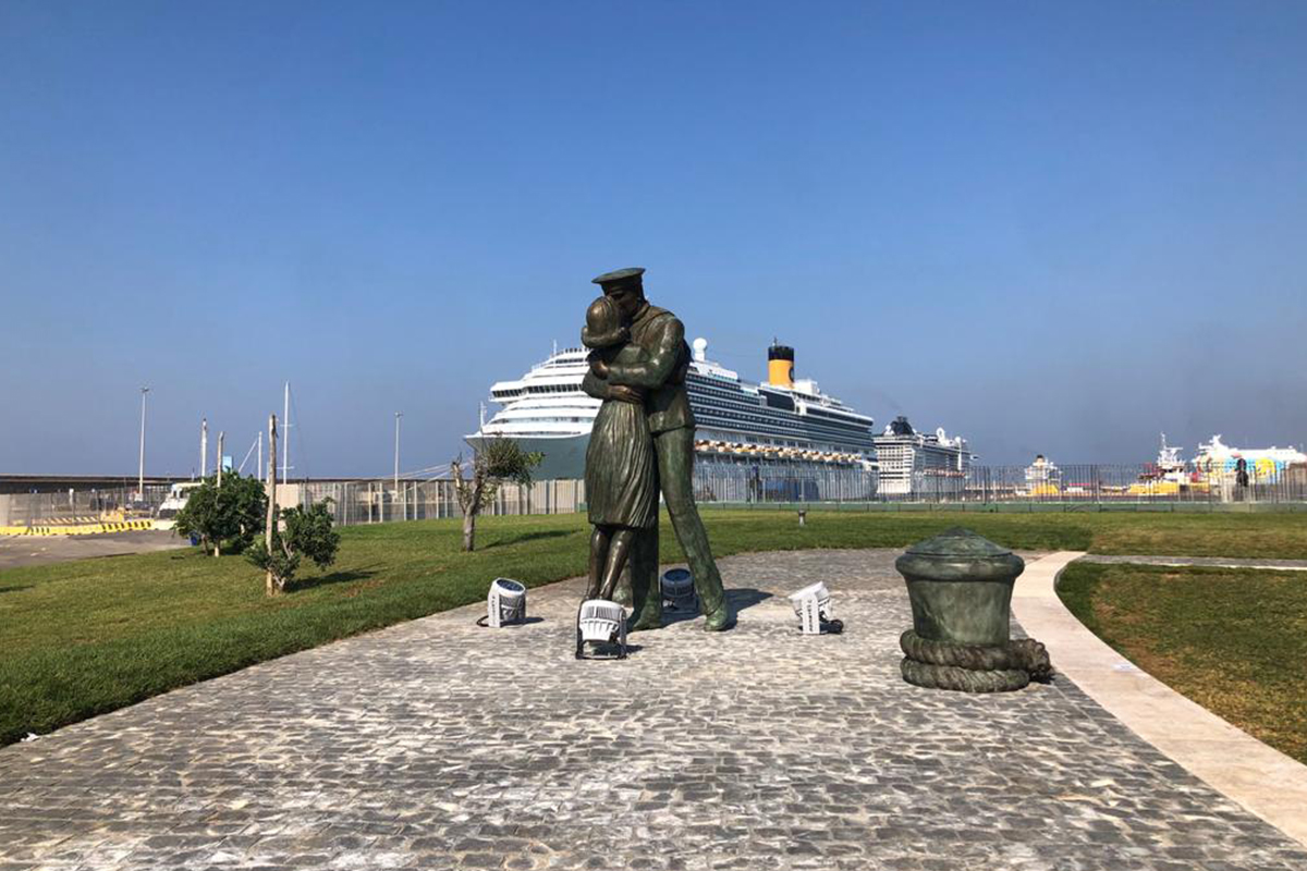 La statua “Il bacio della memoria di un porto” in tutto il suo splendore