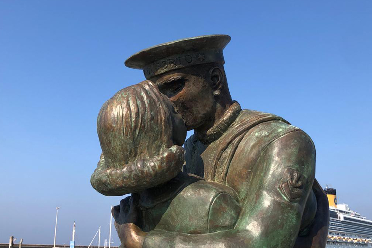La statua “Il bacio della memoria di un porto” in primo piano