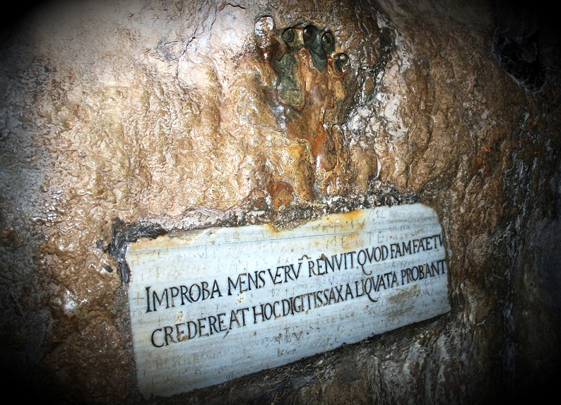 L'impronta della Mano del Turco sopra l'iscrizione in latino.