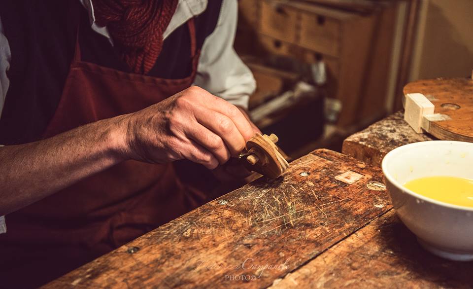 El maestro mecánico luthier Michel Eggimann trabajando en su taller - Foto de Federica Campanile