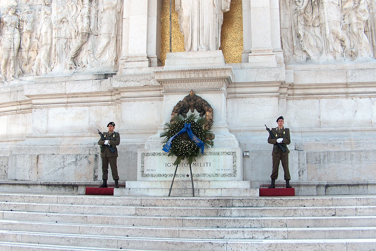 Il picchetto d'onore a difesa del Milite Ignoto - Foto di Renzo Ferrante, CC BY 2.0