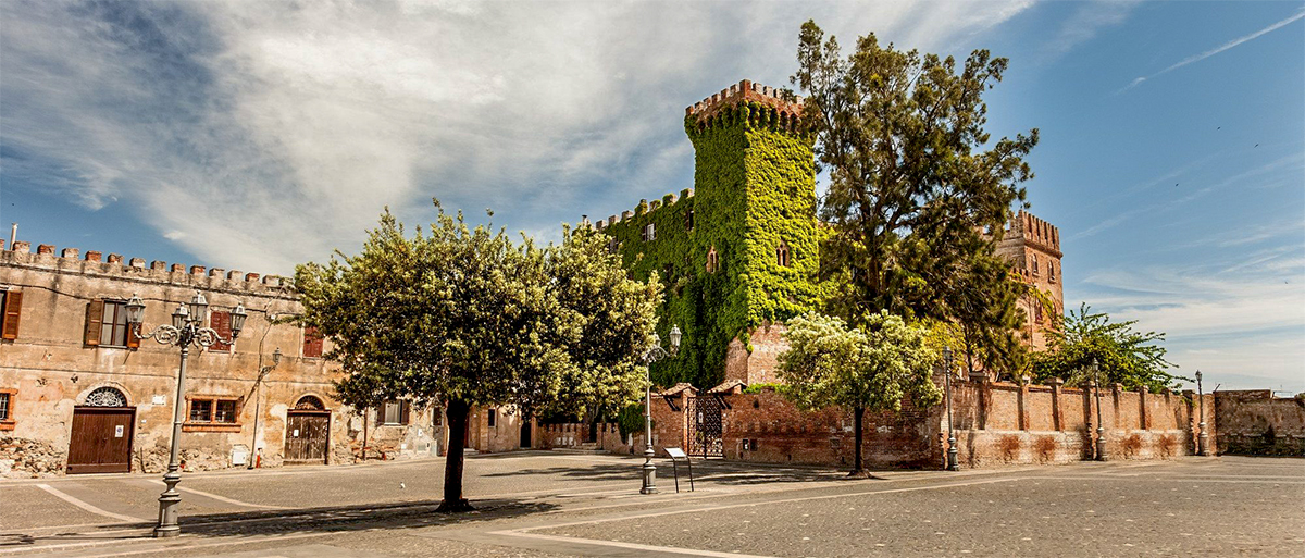 Montalto di Castro, Piazza Felice Guglielmi con il Castello medioevale