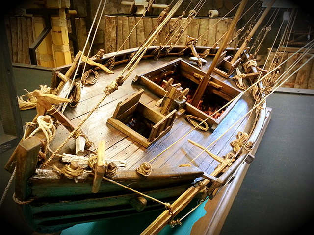 La reconstrucción de una embarcación. Un detalle de la Muestra Navalia en el Puerto Histórico de Civitavecchia