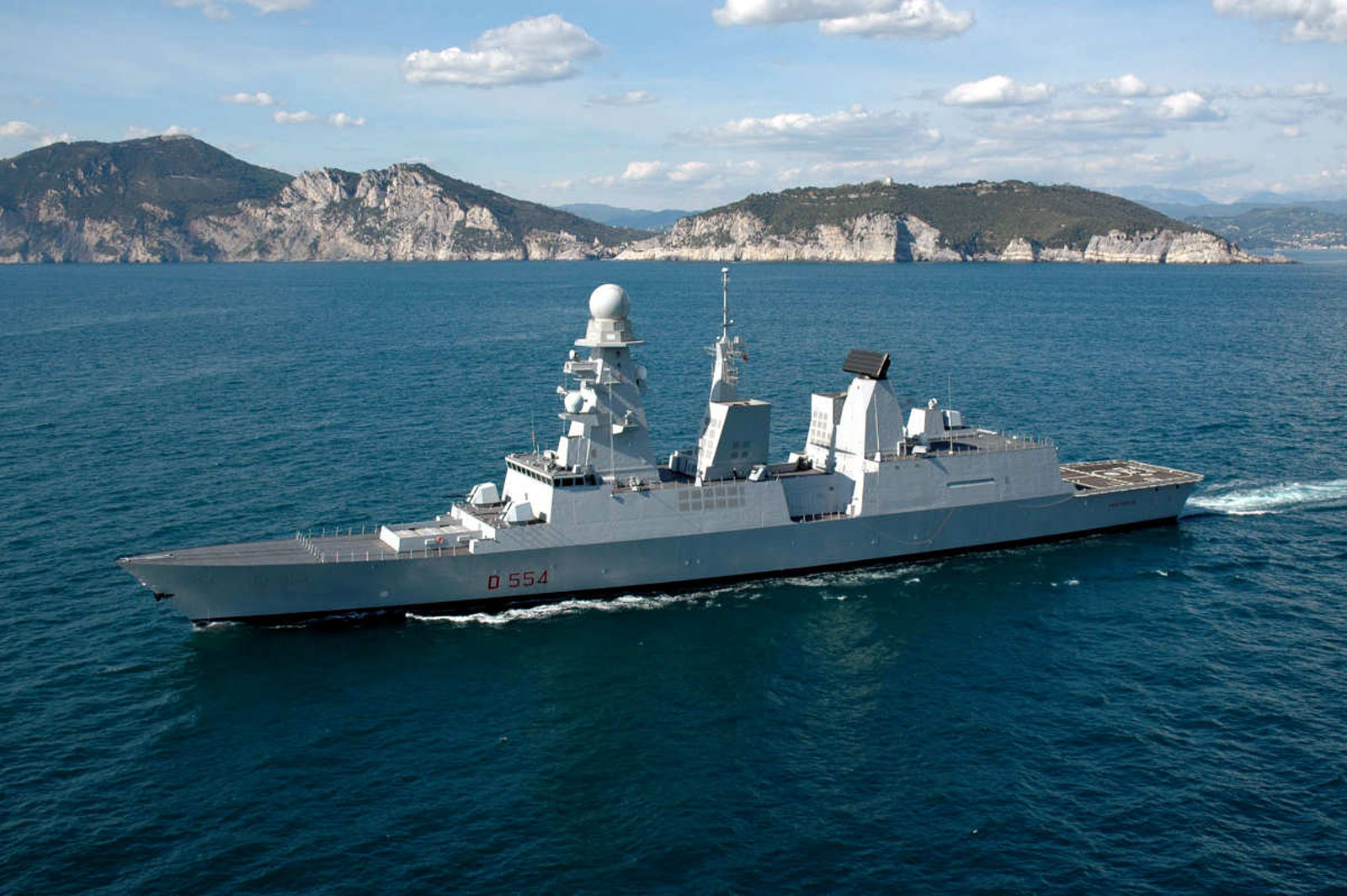 El buque militare Caio Duilio cerca de la costa - marina.difesa.it