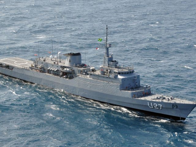 The Training Ship Brasil returns to Civitavecchia.
