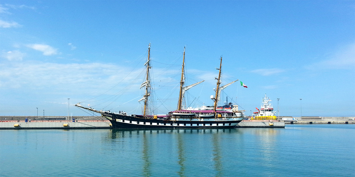 La nave scuola Palinuro ormeggiata a Civitavecchia La nave scuola Palinuro ormeggiata a Civitavecchia
