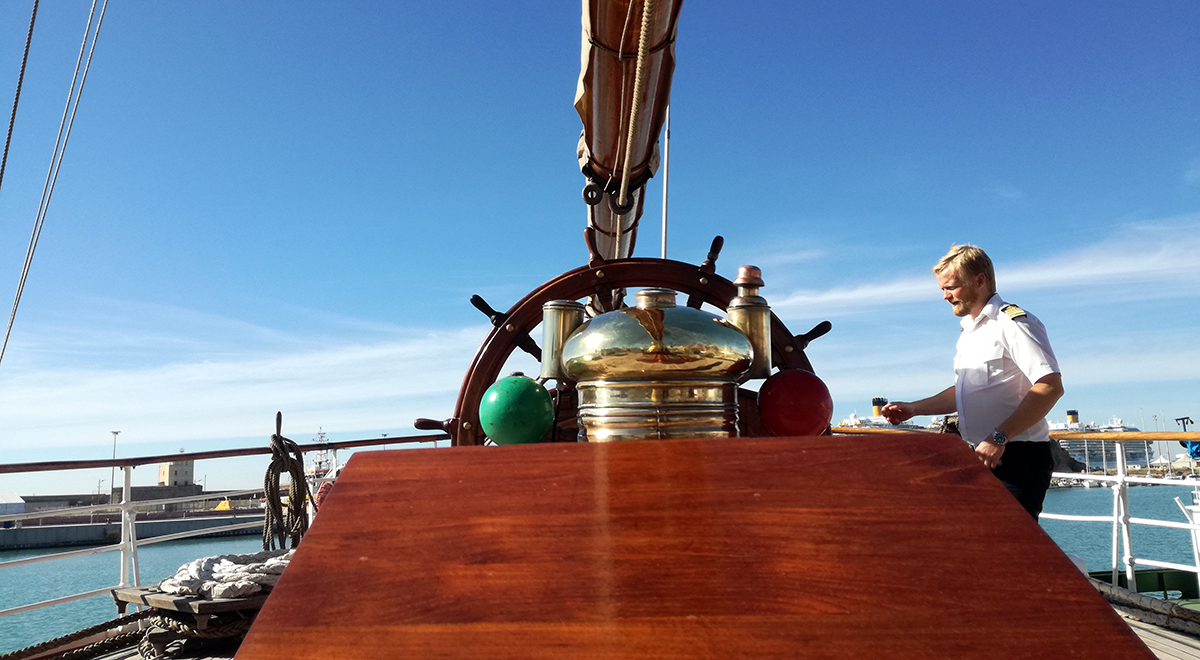 Captain Hallgeir Botnen shows us how the helm works