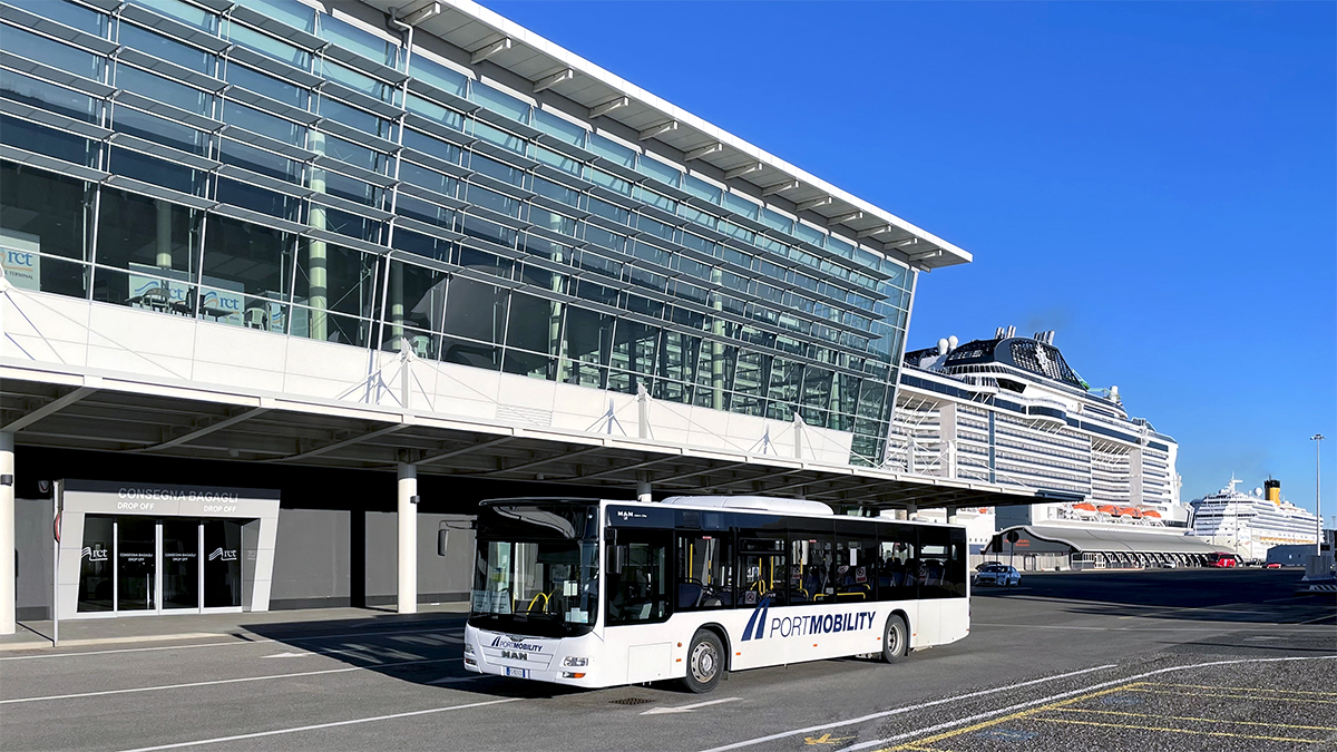 Uno de los autobuses lanzadera de Port Mobility cerca de la terminal de cruceros Amerigo Vespucci
