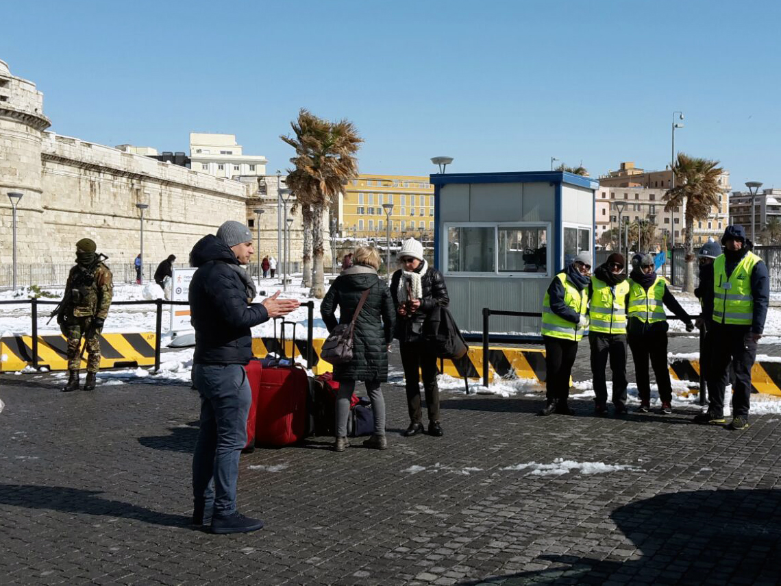 Snowfall 26th February 2018: employees of the Infopoint Port Mobility at work