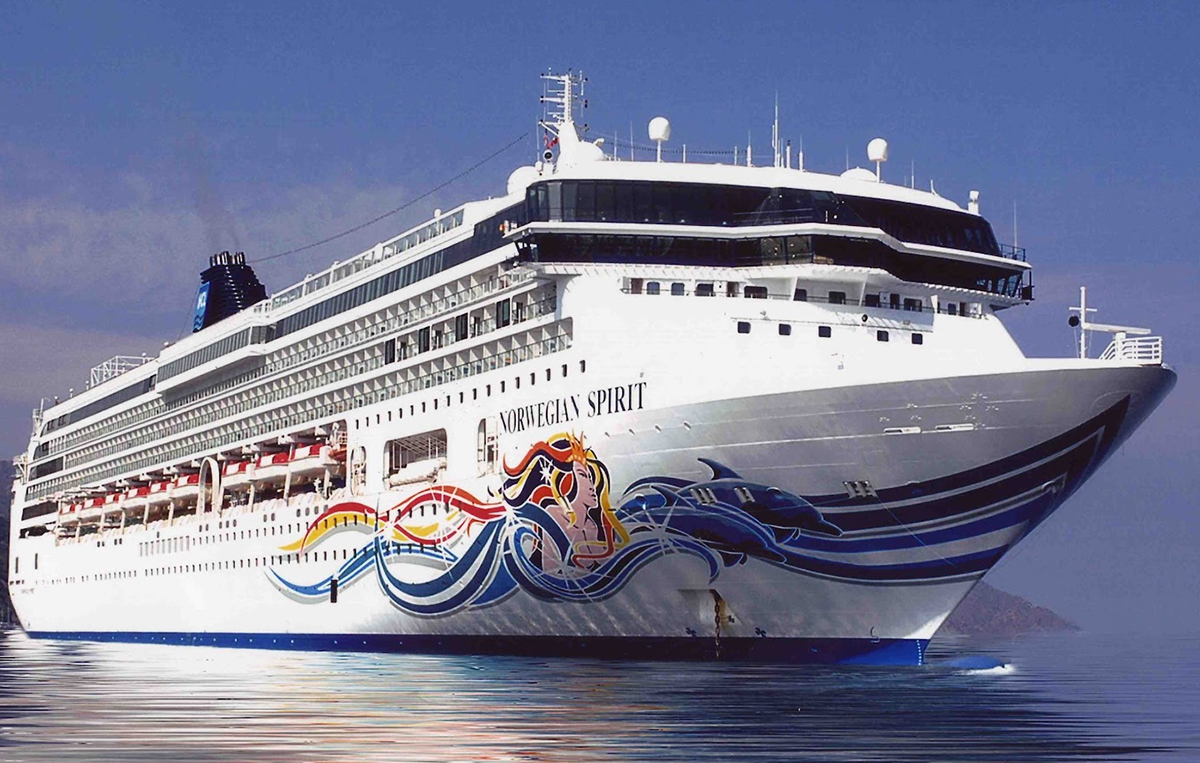 Con la Norwegian Spirit a Rodi, Pireo, Mykonos, Santorini, La Valletta, Napoli ... Con la Norwegian Spirit a Rodi, Pireo, Mykonos, Santorini, La Valletta, Napoli ...