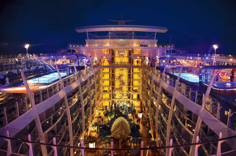 Una panoramica notturna della Oasis of the Seas in tutto il suo splendore