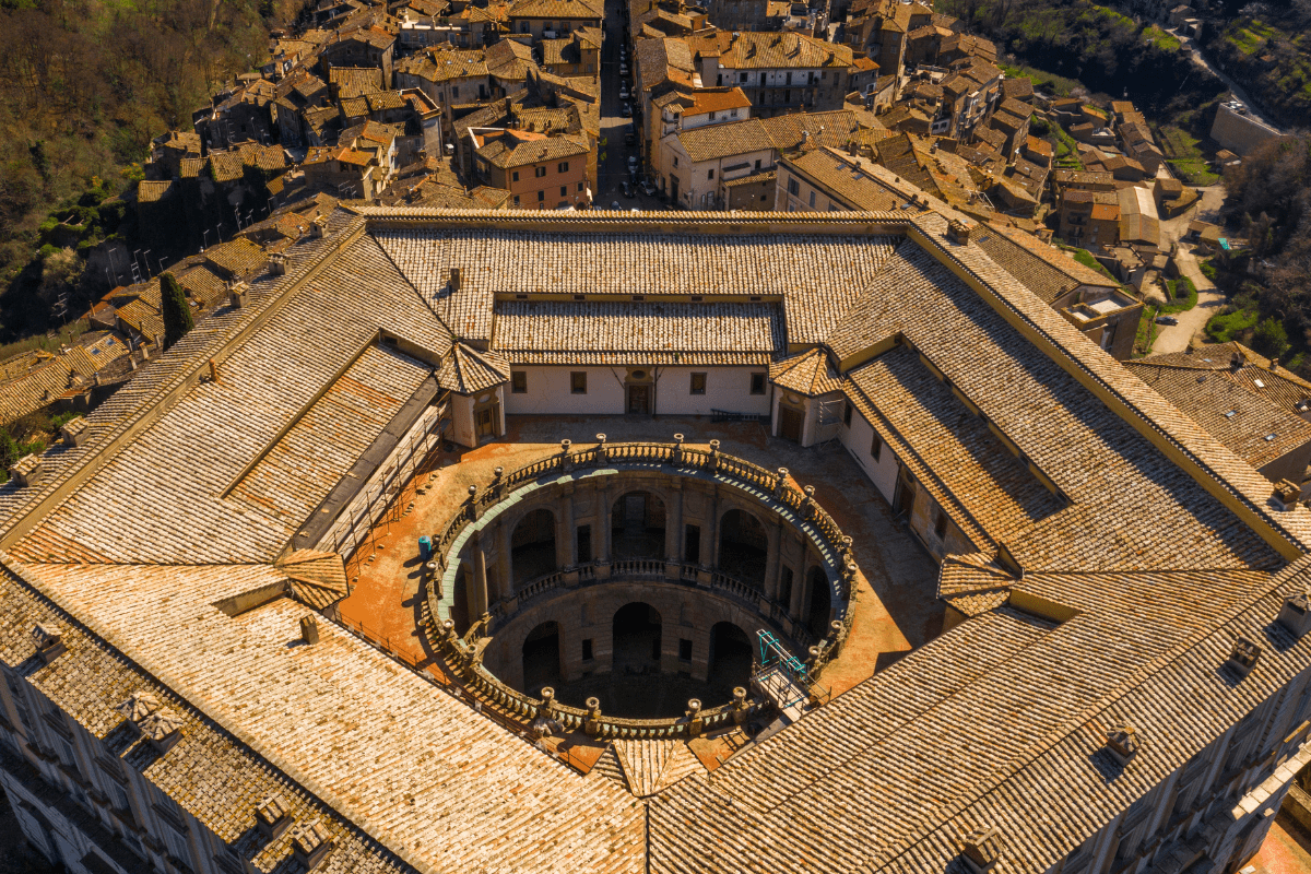Una vista desde lo alto de Palazzo Farnese de Caprarola. Se destaca su forma pentagonal y la Via Dritta.
