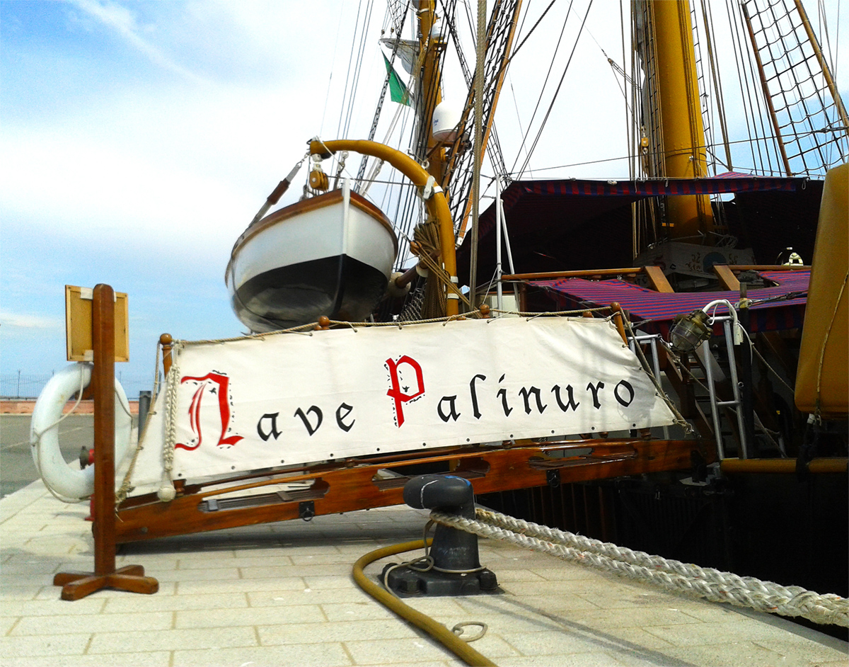 La nave Palinuro al porto di Civitavecchia La nave Palinuro al porto di Civitavecchia