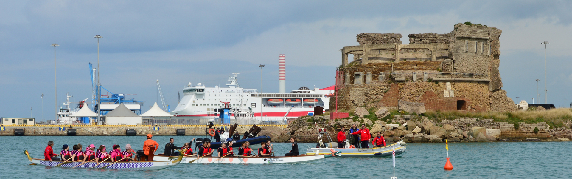 Un momento del Palio Marinaro del 2015. Sullo sfondo il Molo del Lazzaretto. Foto di Emiliano Veroni